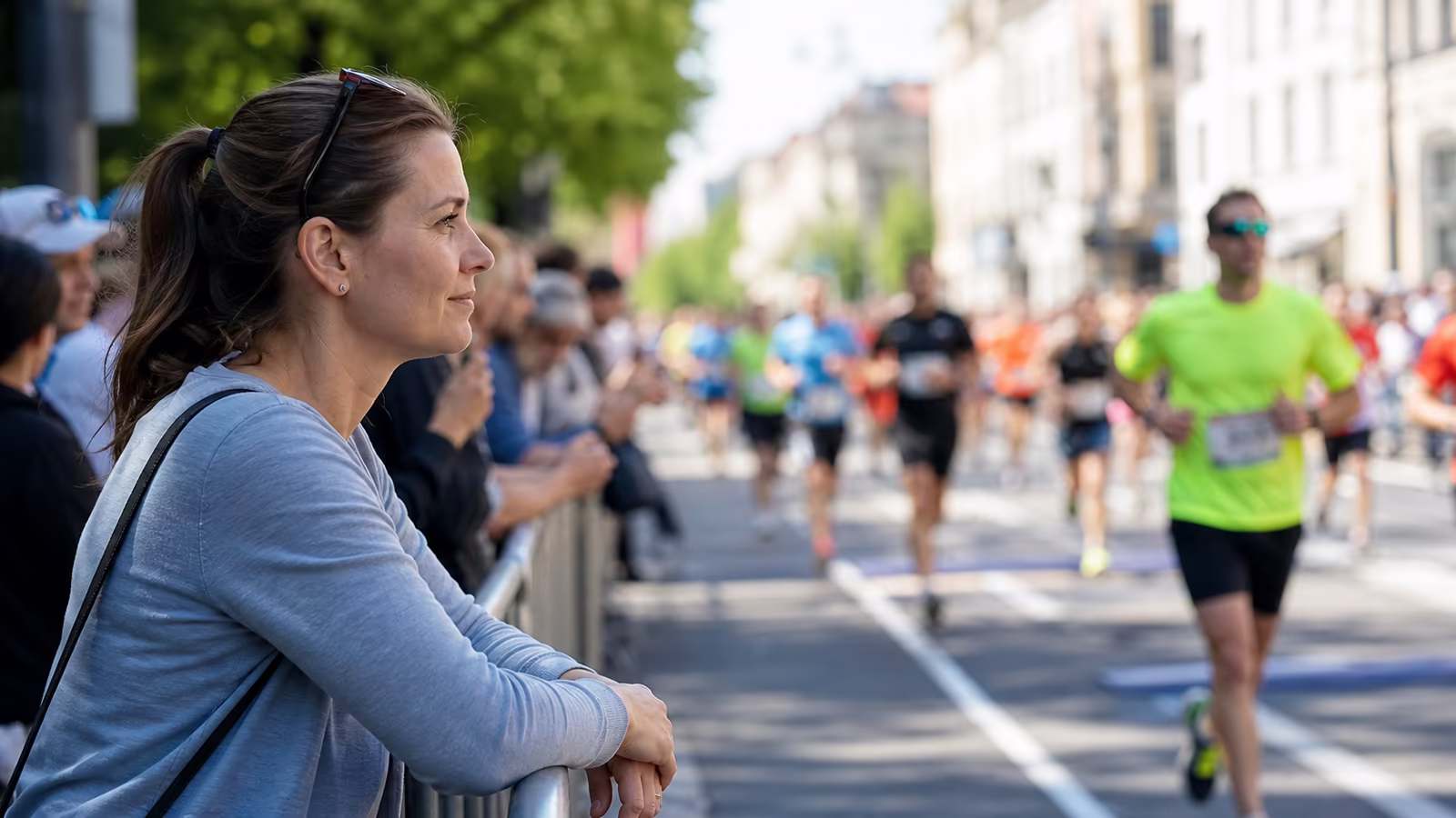 Žena sleduje bežcov v cieli maratónu a sama nebeží; cudzia viera ťa do cieľa nedonesie