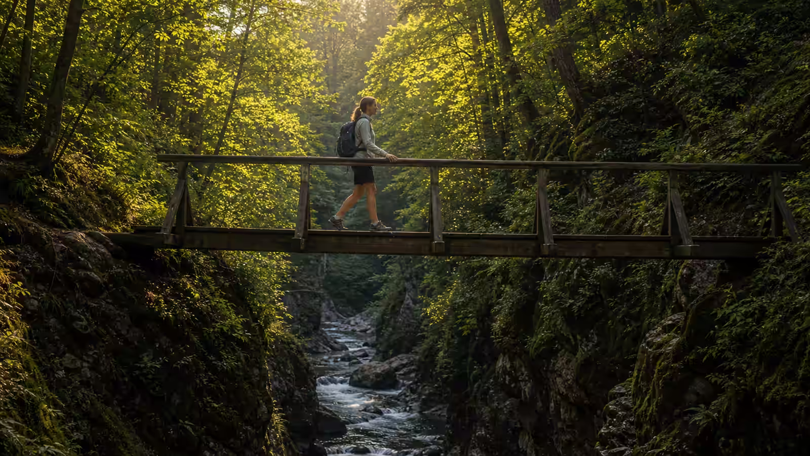 Turistka prechádza po jedinom mostíku ponad roklinu, Pán Ježiš je jediná cesta, nie jedna z mnohých
