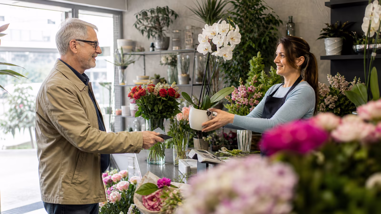Starší muž v kvetinárstve v Komárne kupuje orchideu pre manželku, kvety za života, nie kvety na hrob