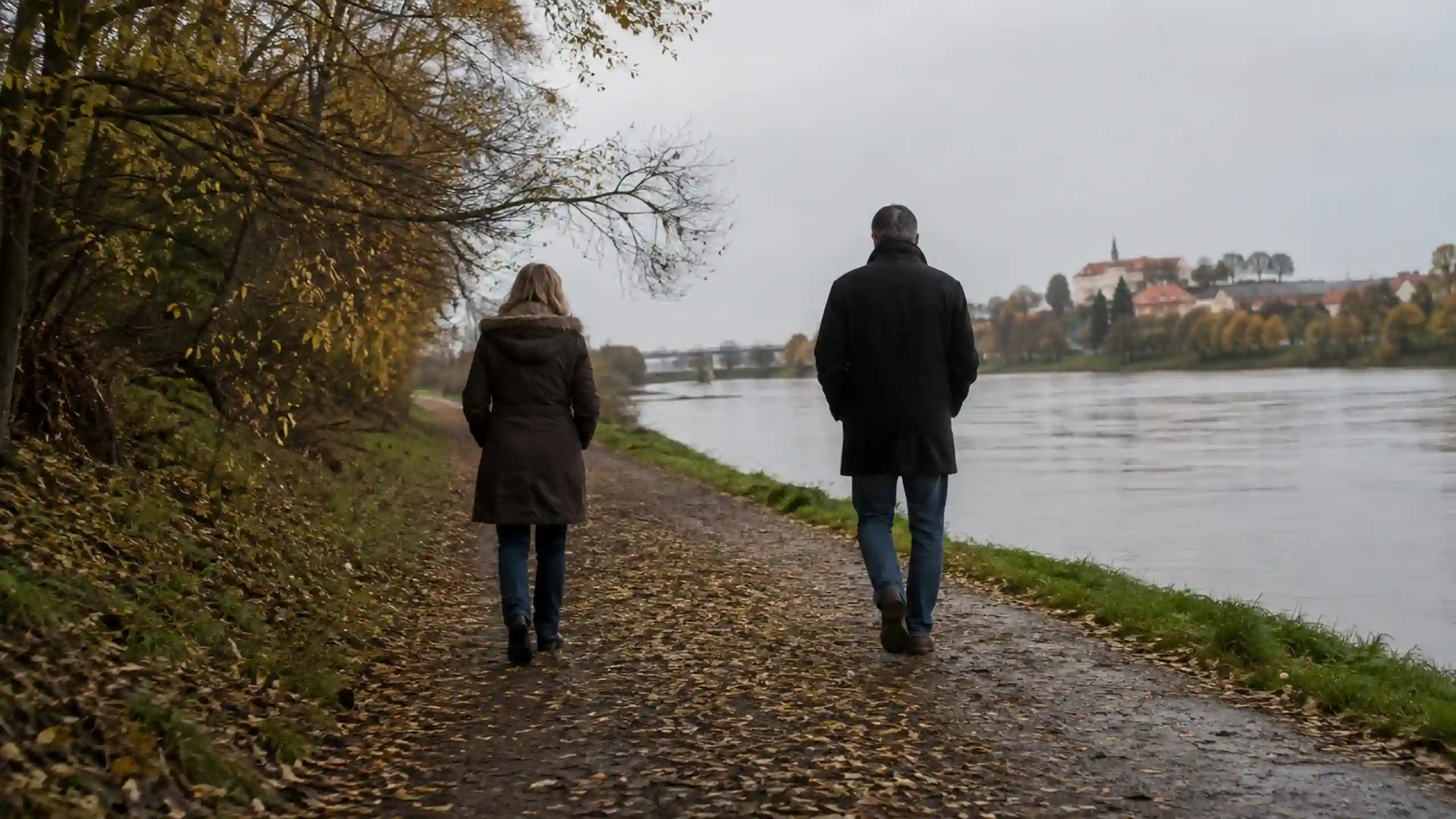 Dvaja nešťastný manželia sa prechádzajú popri rieke oddelení a smutní