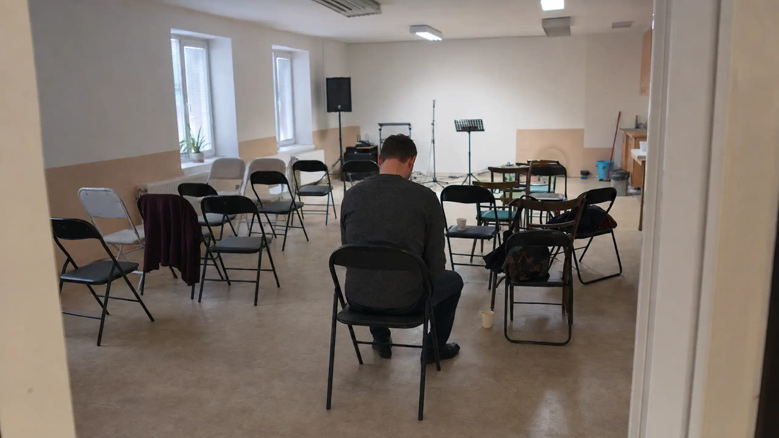 Osamelý muž sa modli a zostal po bohoslužbe premýšľať o Bohu a viere