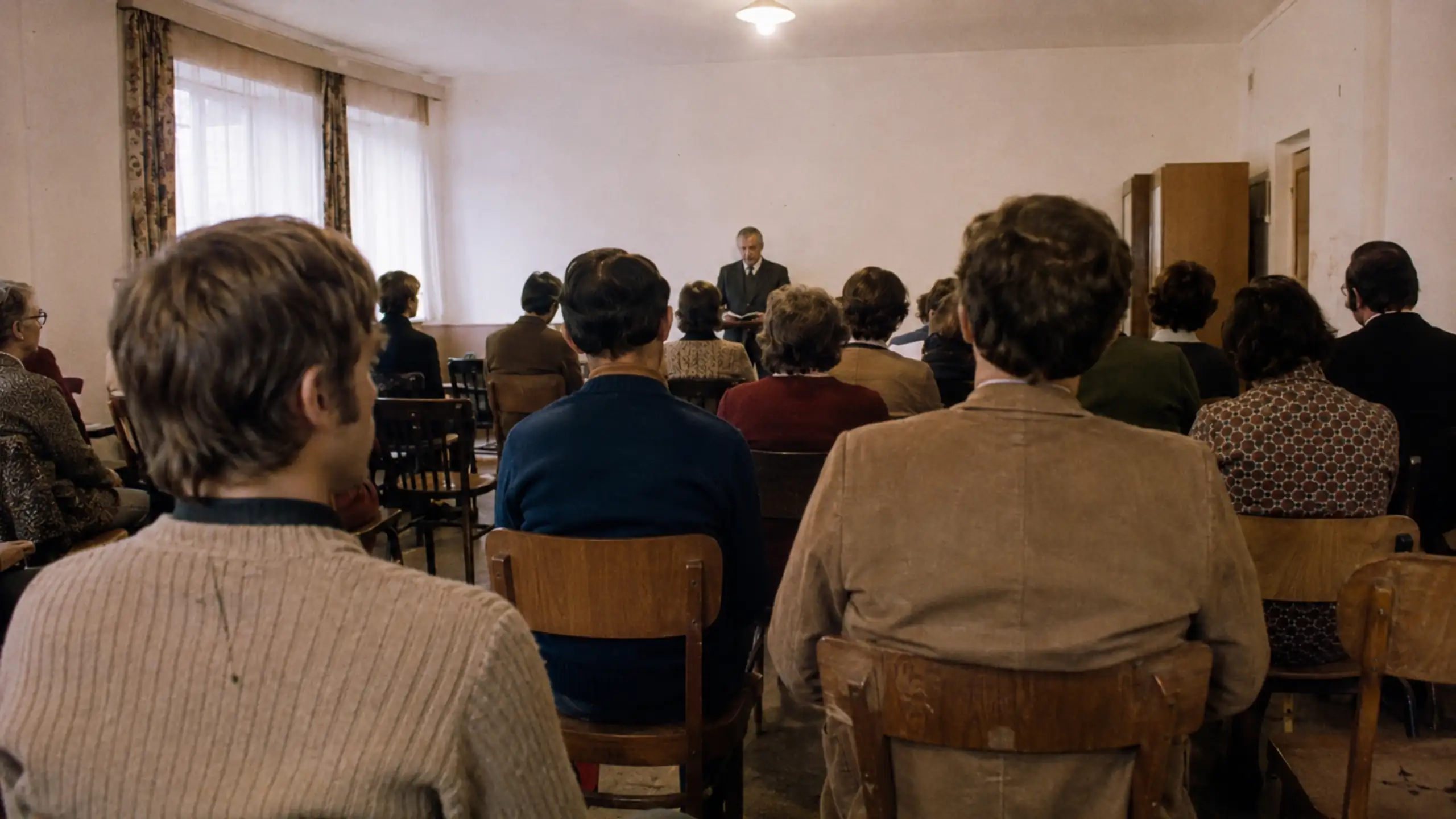 Mladý chlapec počúva zvesť o Pánu Ježišovi v malej modlitebni