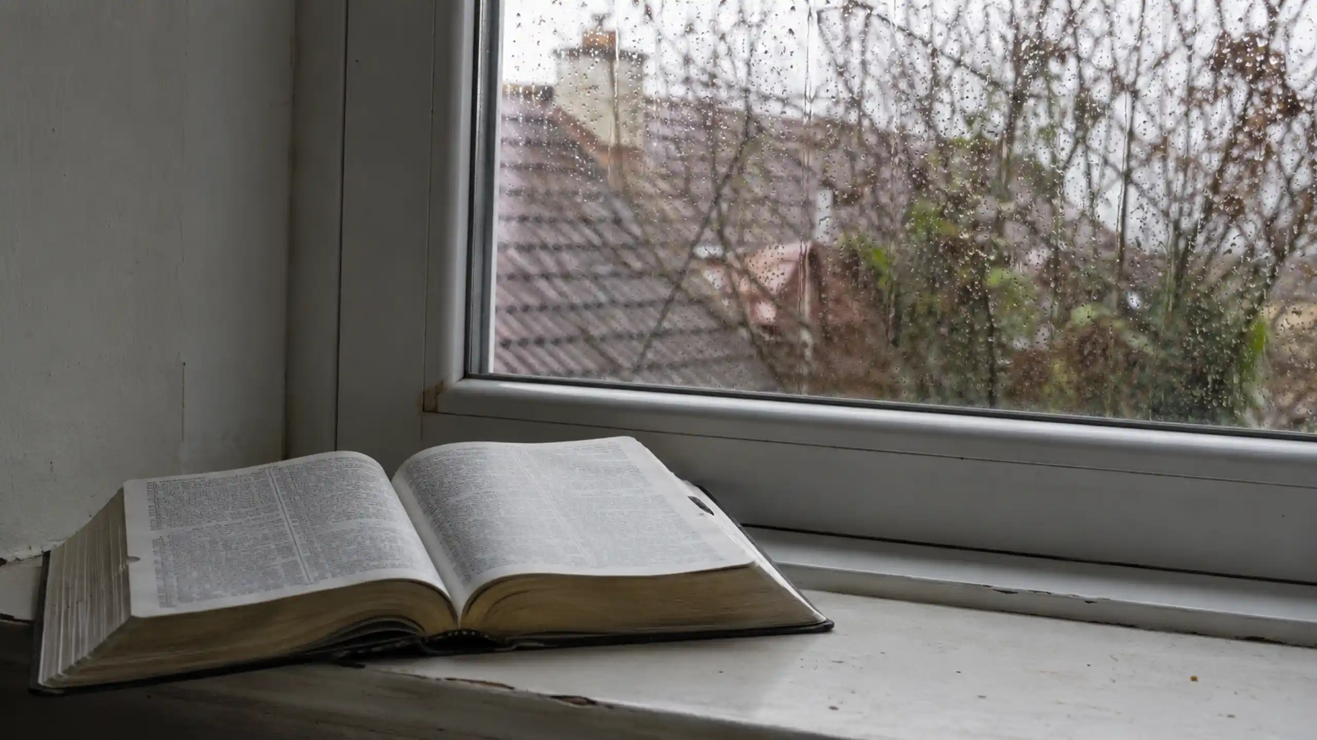 Biblia otvorená pri okne ako obraz oddelenia sa od okultných vešteckých praktík