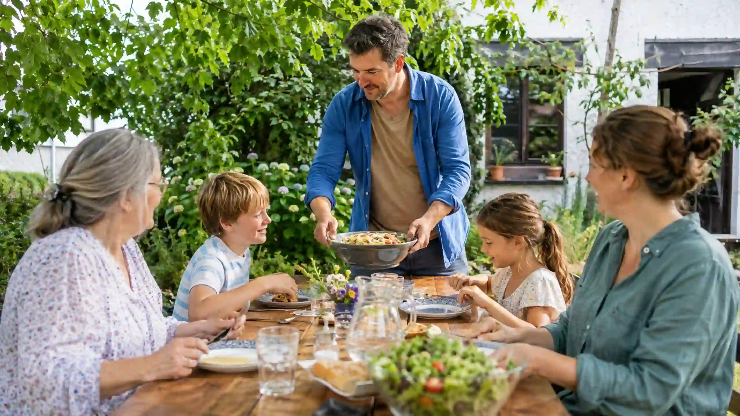 Manžel obsluhuje manželku a celú rodinu pri spoločnom obede
