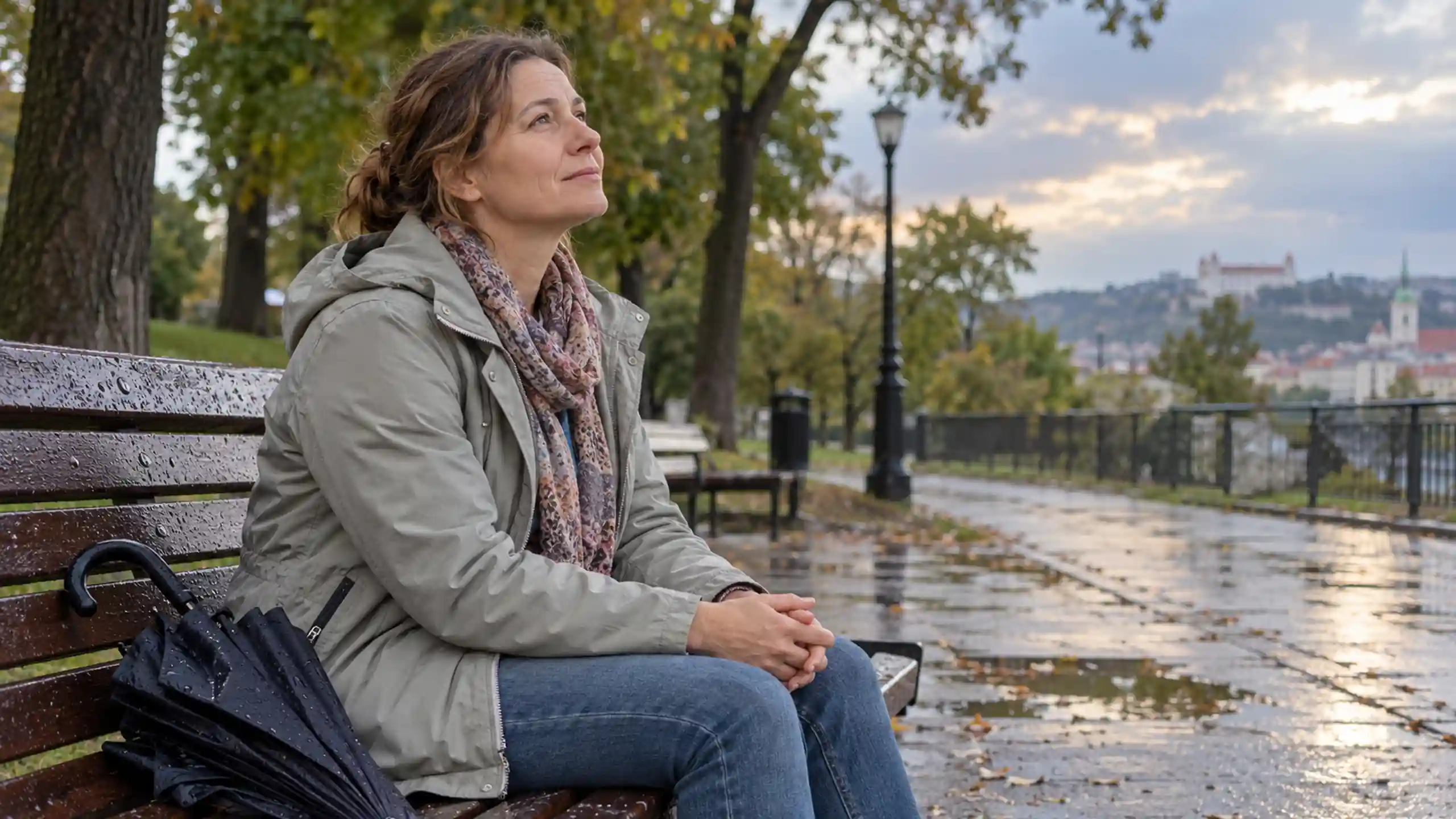 Žena sedí na lavičke v parku po daždi, ruky má zopäté a ticho ďakuje Pánovi aj uprostred ťažkostí