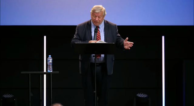 Alexander Barkóci pri kázaní